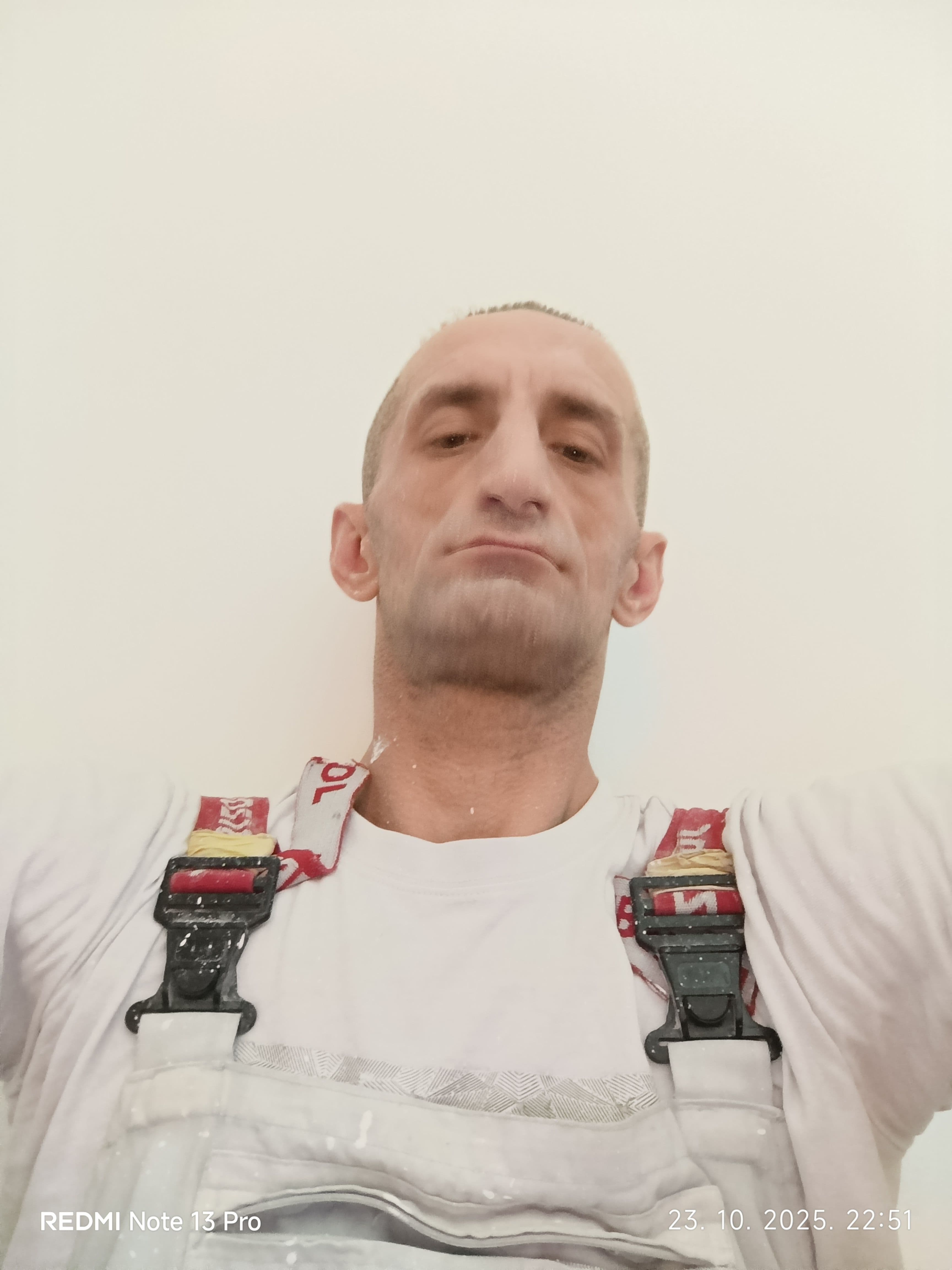 Mirza Dzindo - profesionalni majstor za Moleraj i farbanje, Krečenje zidova, Malterisanje, Postavljanje tapeta, Bojenje drveta, Bojenje ograda, vrata i prozora